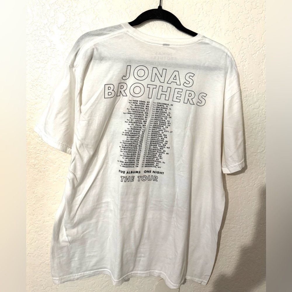 White Jonas Brothers 2023 Five Albums One Night Tour Dates T-shirt. Sz XL - Picture 3 of 5